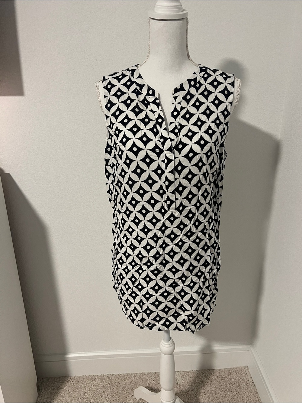 EUC Women’s Sandra Sleeveless Black & White Geometric Print Top - Large